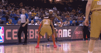 16分钟丢球！国足狼狈1幕：禁区内滑倒送礼，澳洲球迷狂欢