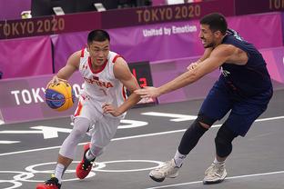 为什么本垒板后方的挡网设计必须兼顾安全性与球迷的观赛视野