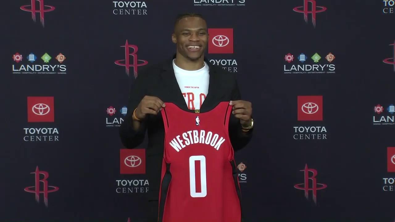 为什么球员在接捕到飞球后会迅速将球抛向二垒以示防守深度