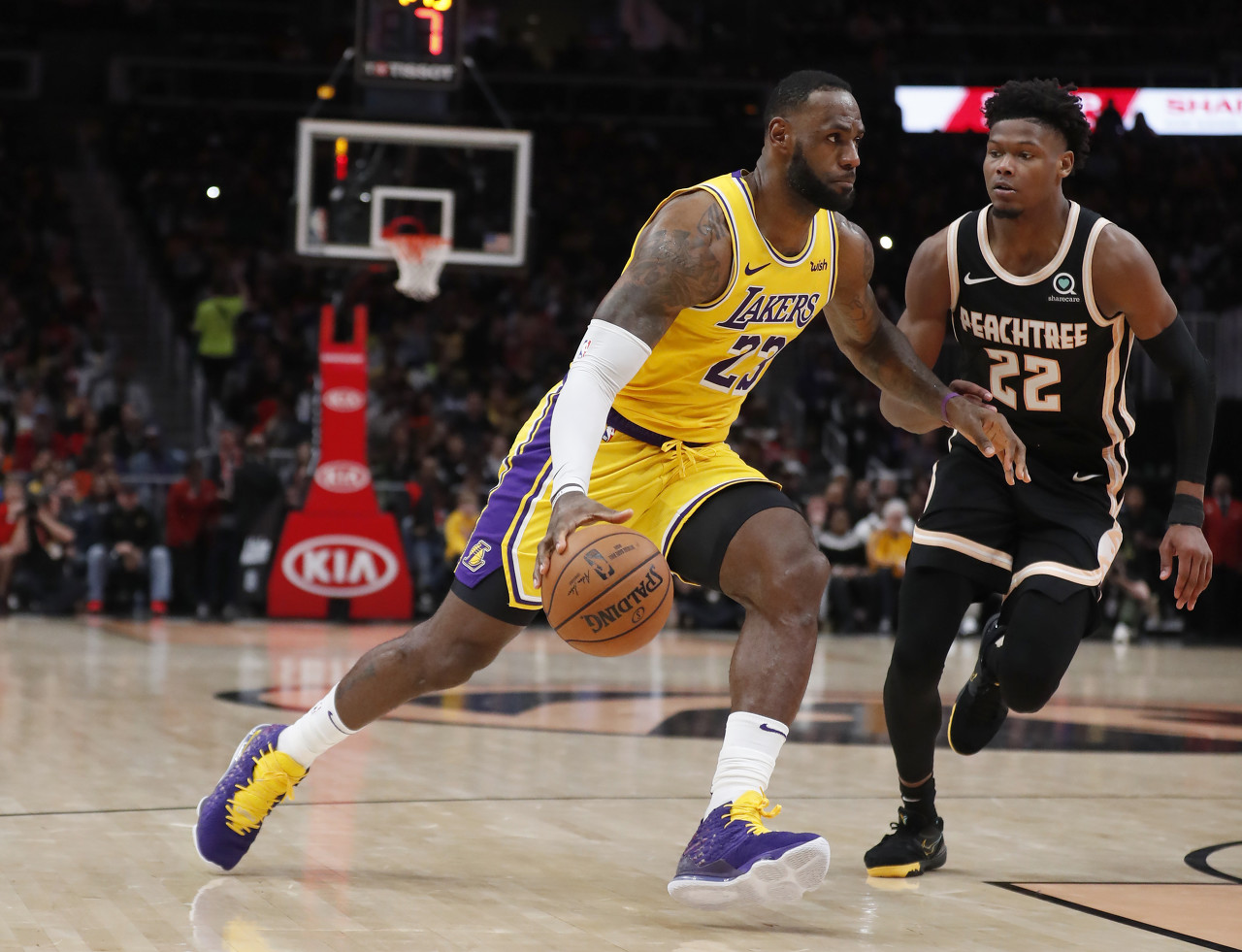 朱辰杰因伤缺席3月国足集训！伊万面临五大中卫选择